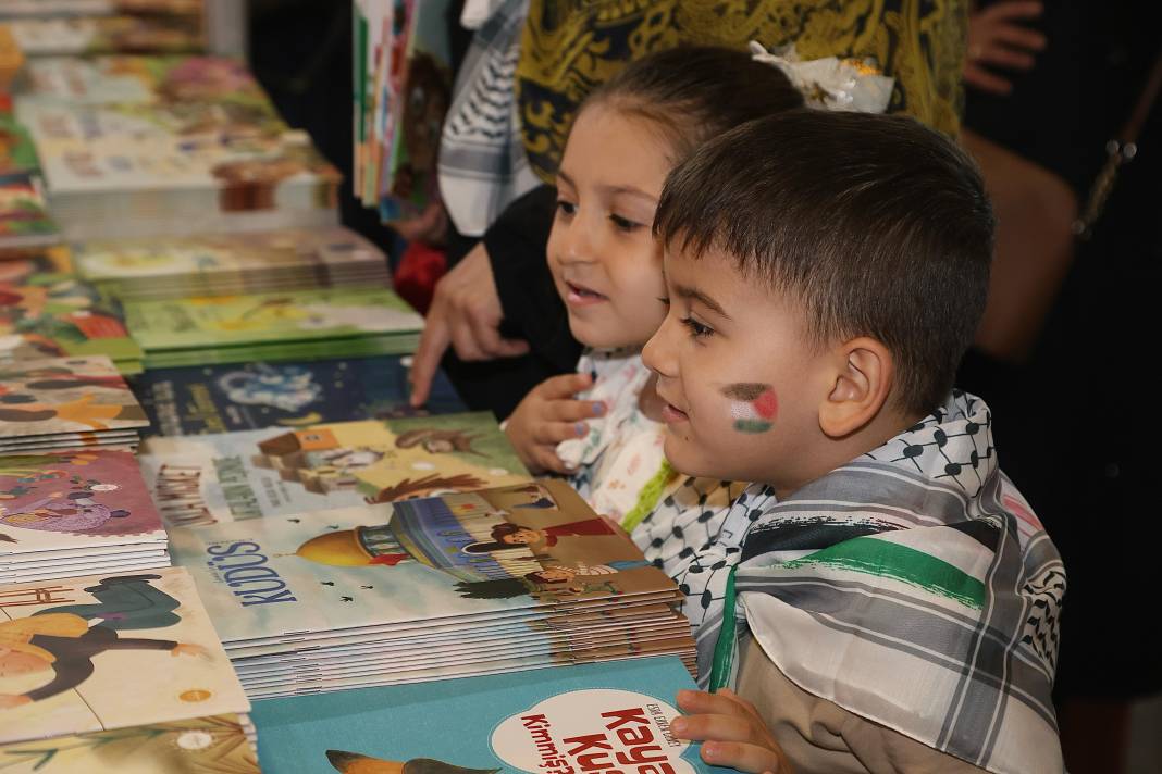 Başkan Altay minik kitap kurtlarıyla bir arada 6